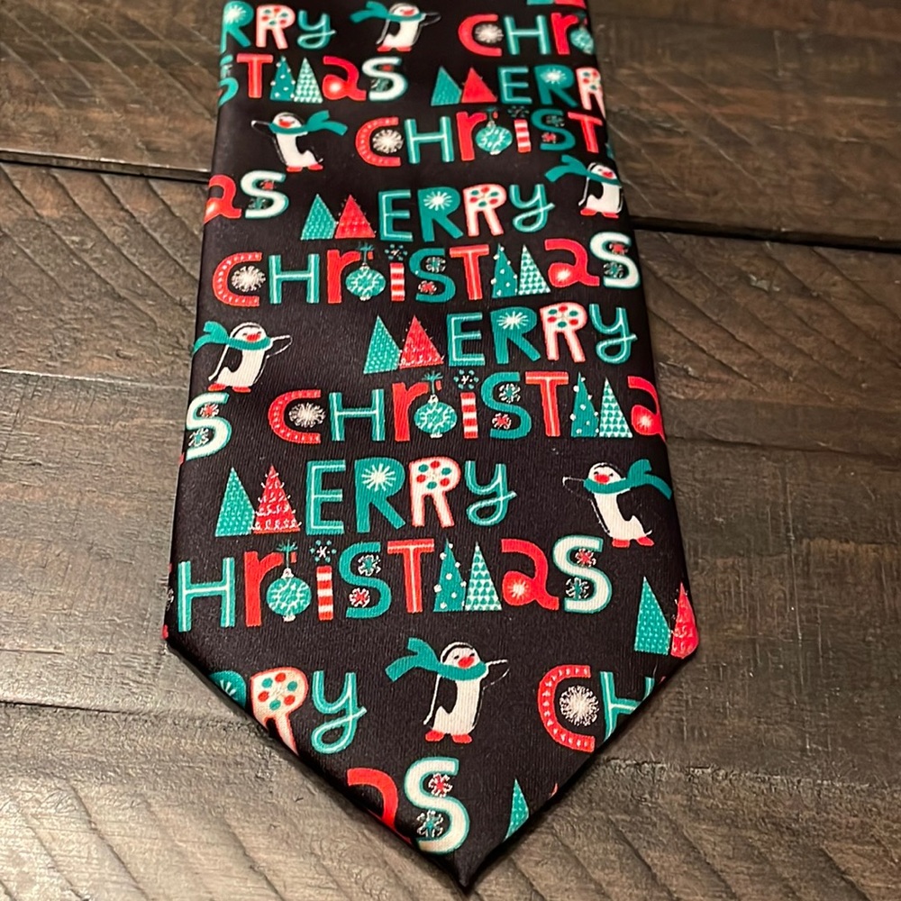 Men’s Hallmark Christmas patterned tie.